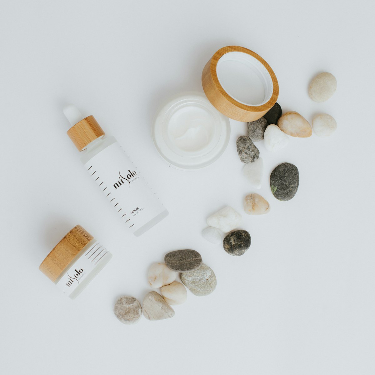 Cosmetic creams and serums with visible texture